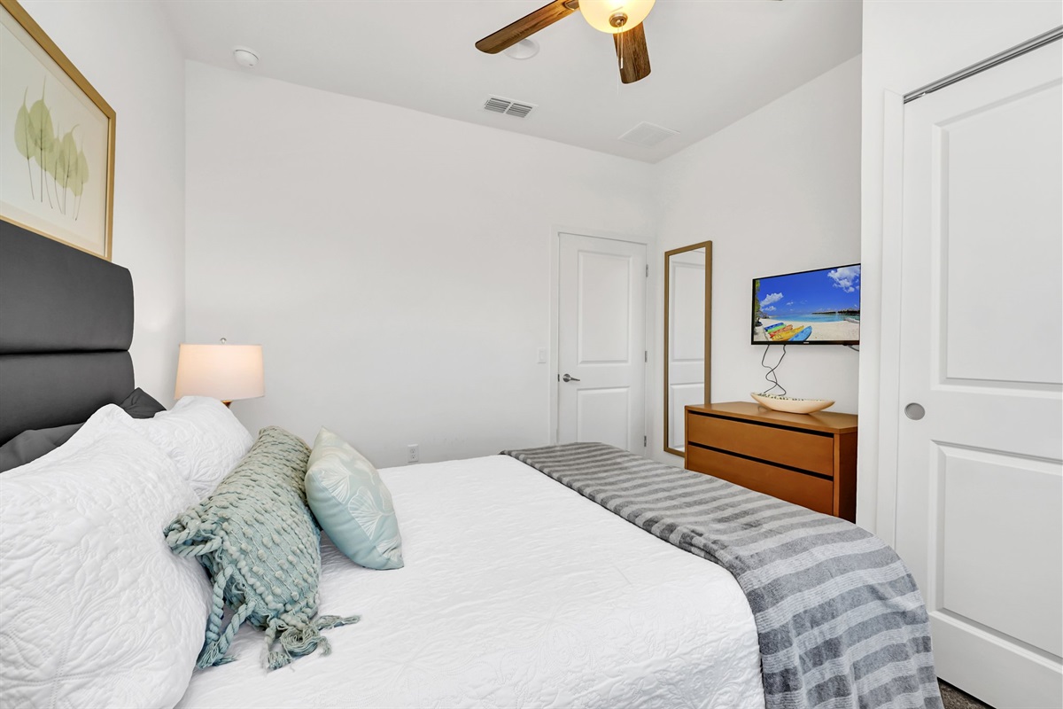 Guest bedroom with queen bed