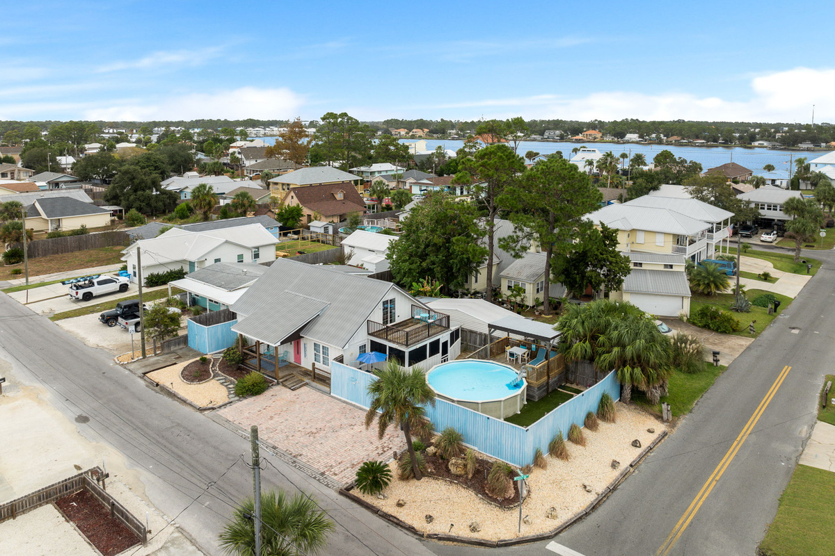 Aerial, street view, dual-water proximity