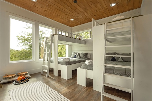 Two queen and two twin bunks, sleeps 6+
