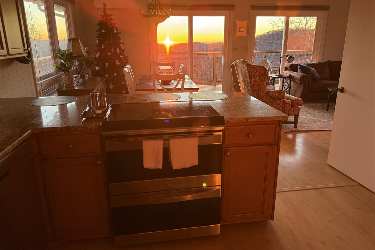 Our chef's kitchen is fully stocked & we have cooked Thanksgiving for 10 here! Enjoy our views, the double ovens, smooth surface cooktop, large pantry, dishwasher, double sinks, fridge, microwave, etc. during your stay. Lots of bakeware & serving dishes!