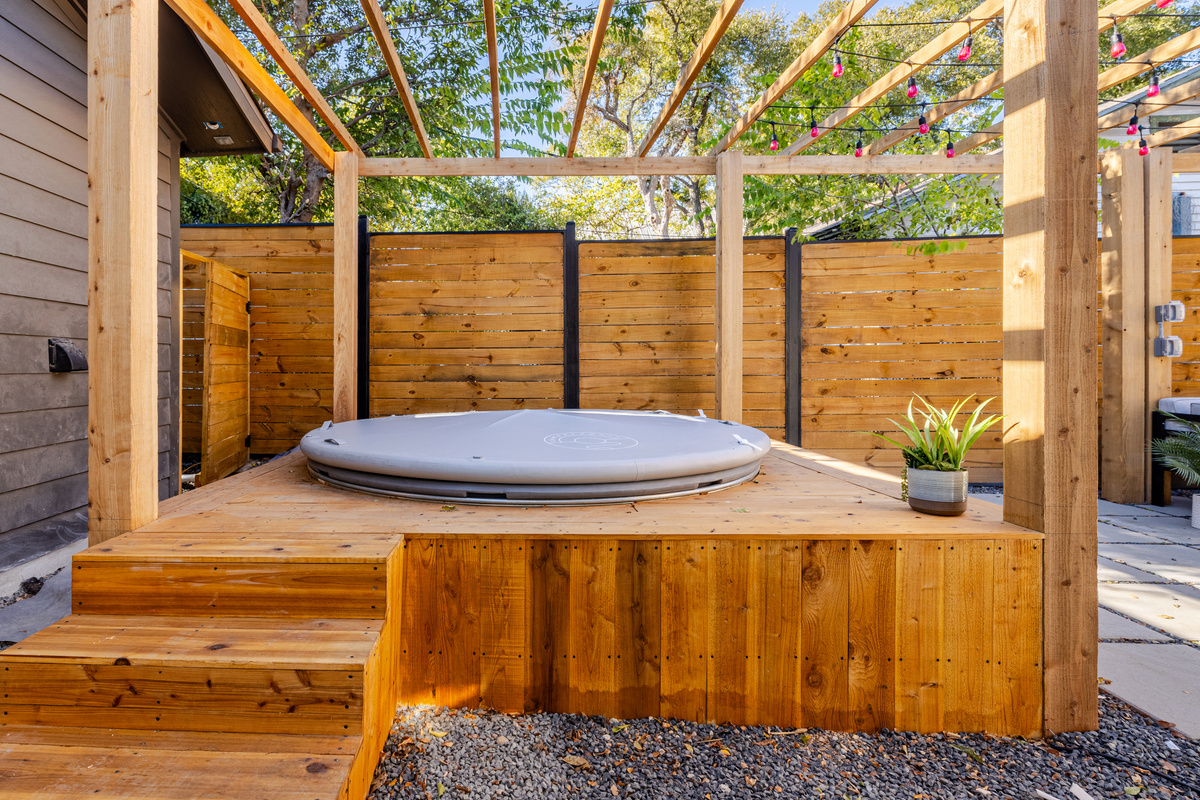 Hot tub or cold plunge? Enjoy the best of both worlds!