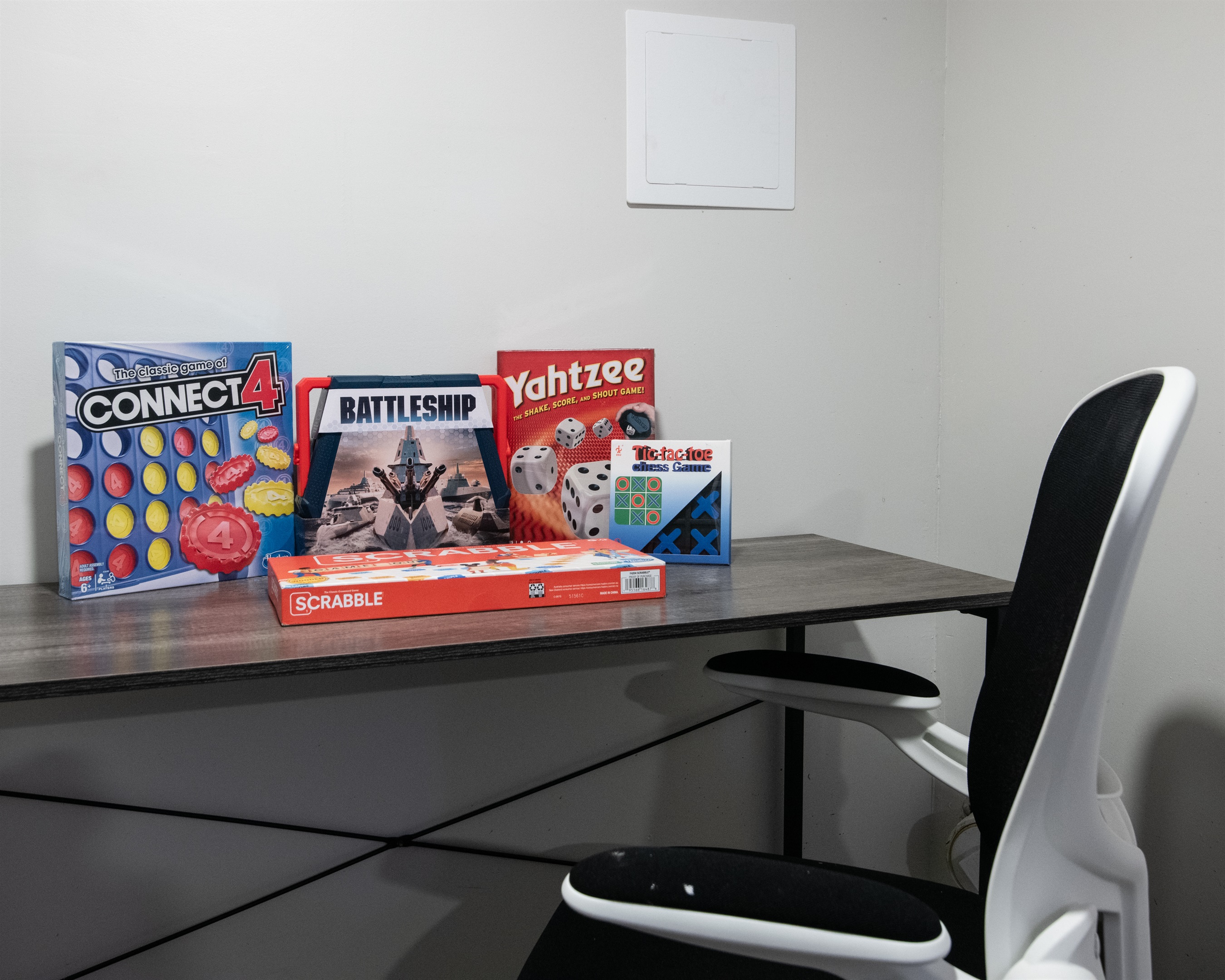 A charming board-game corner and workstation, ideal for unwinding or getting things done. Enjoy a mix of work and play.