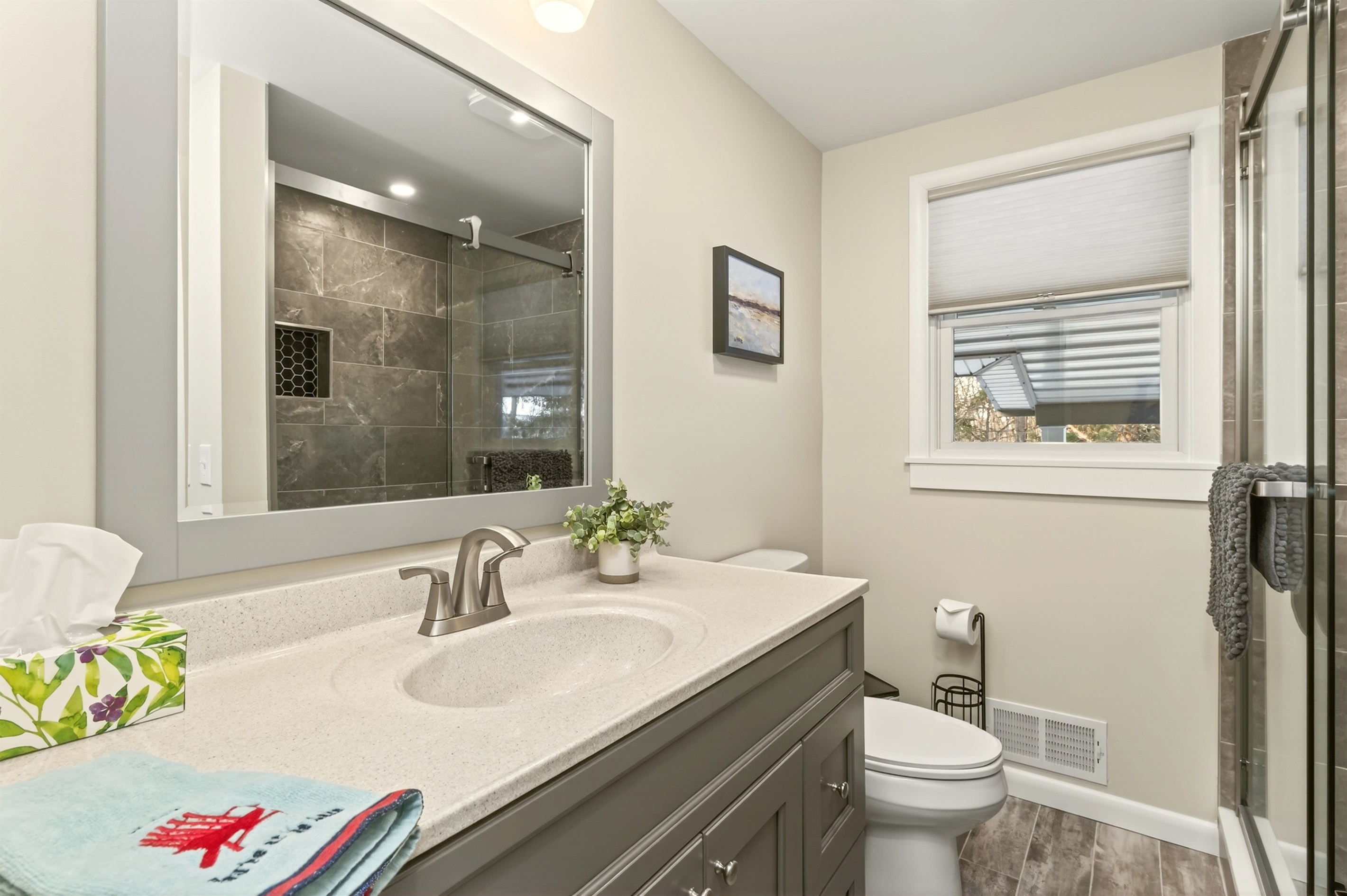 Main floor full ensuite bathroom