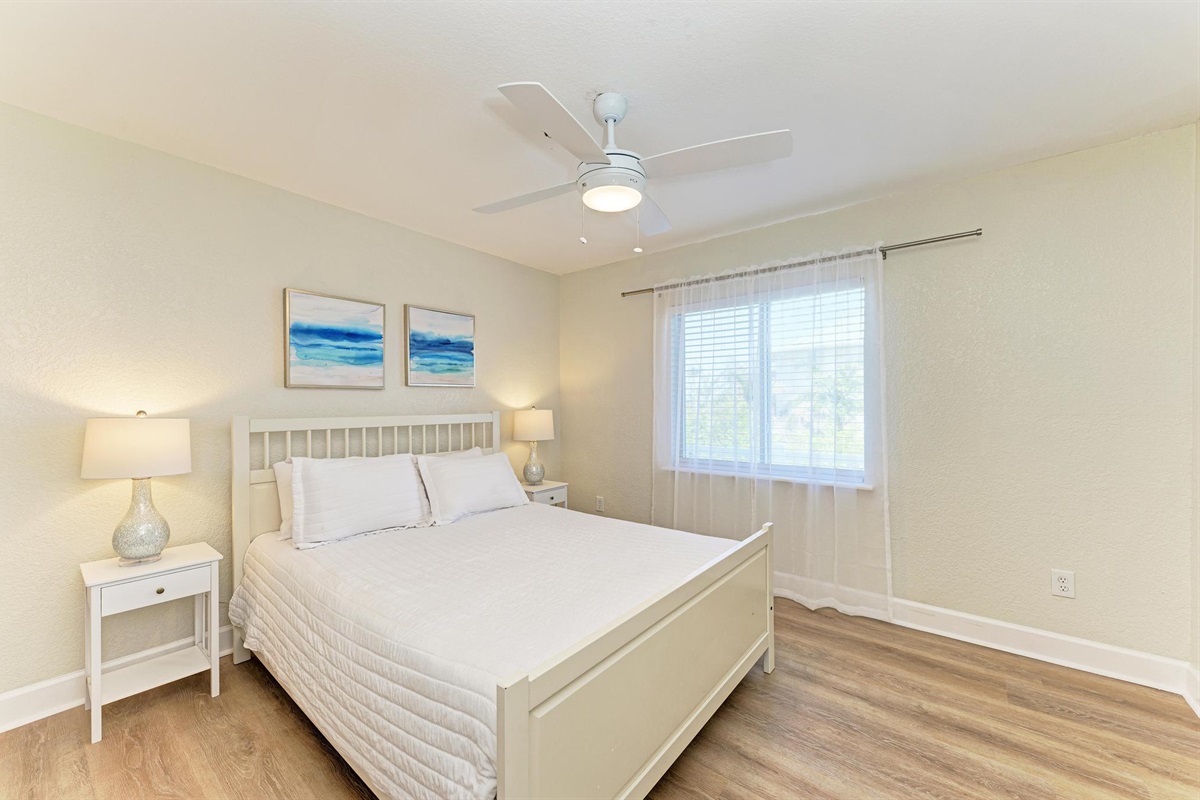 Bedroom (1 Queen Bed)