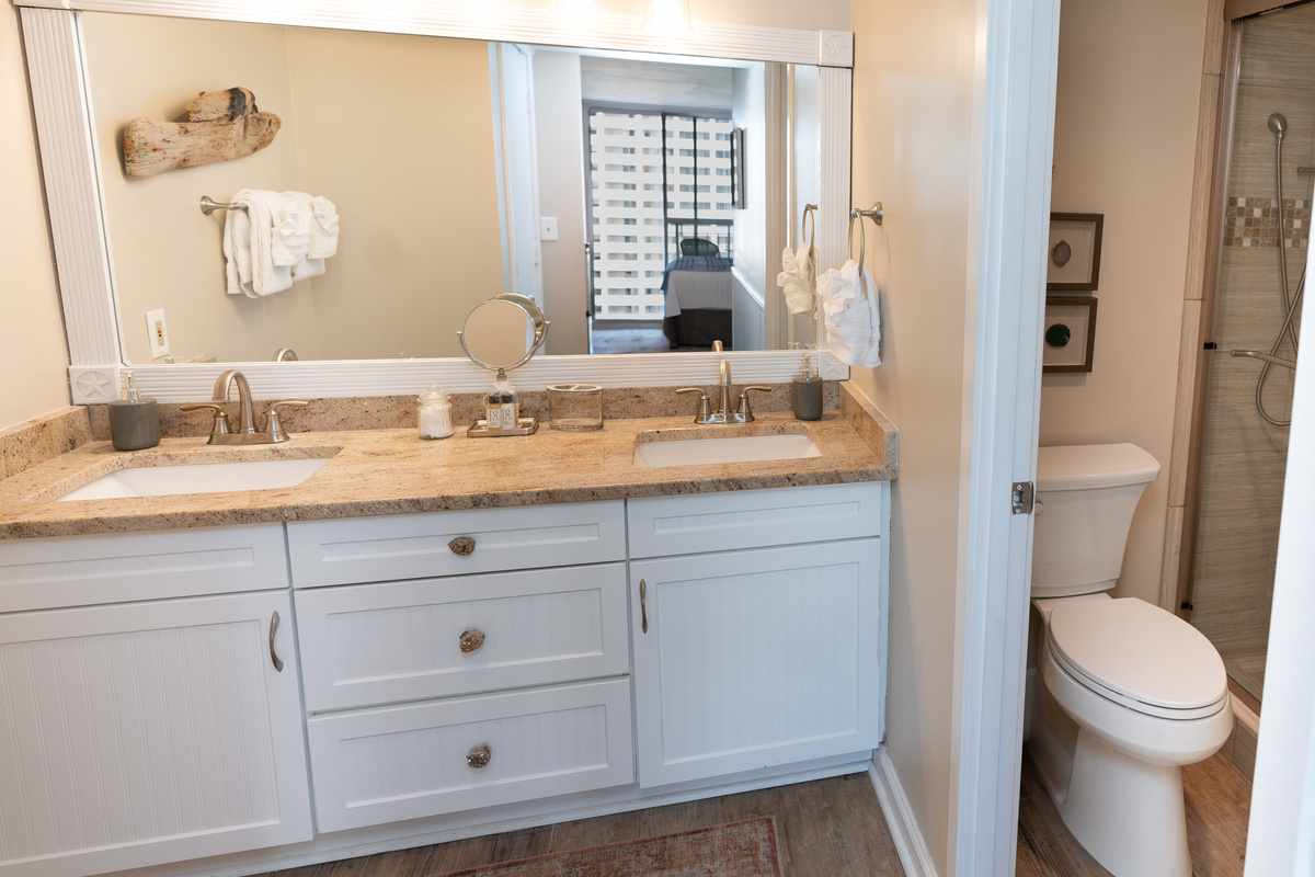 Main Bathroom - double vanities and separate water closet