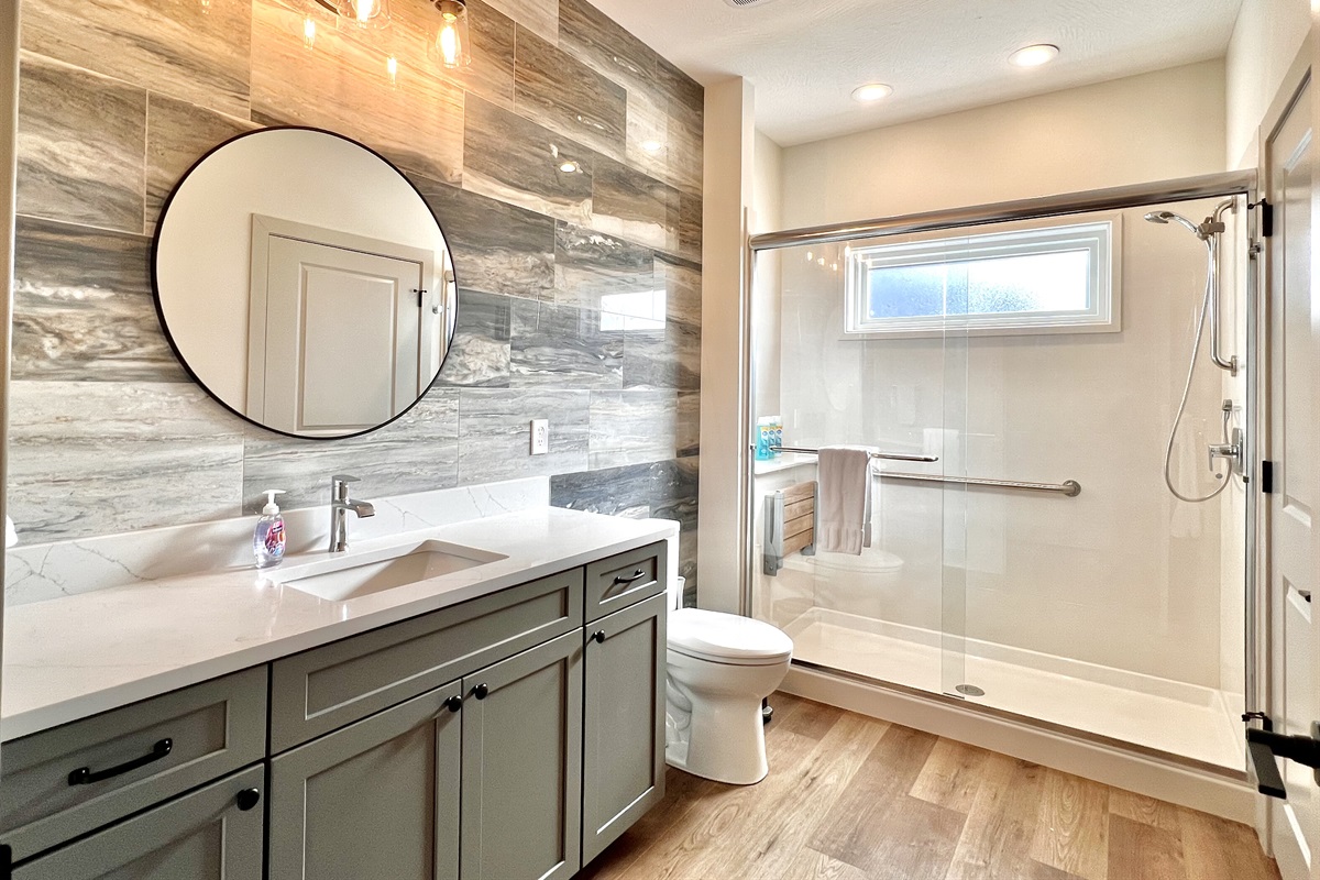 Beautiful main level full bath room