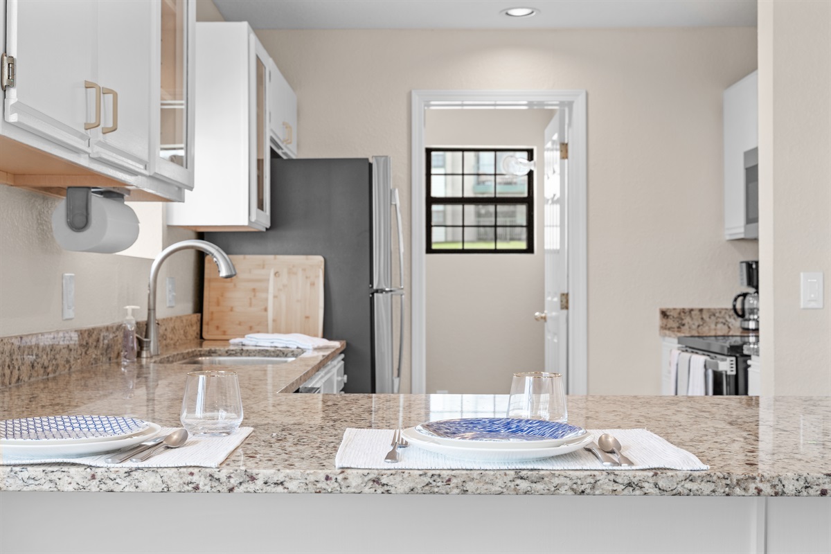 🍽 Fully remodeled kitchen with granite counters, new GE stainless appliances, and thoughtful touches for cooking or just kicking back.