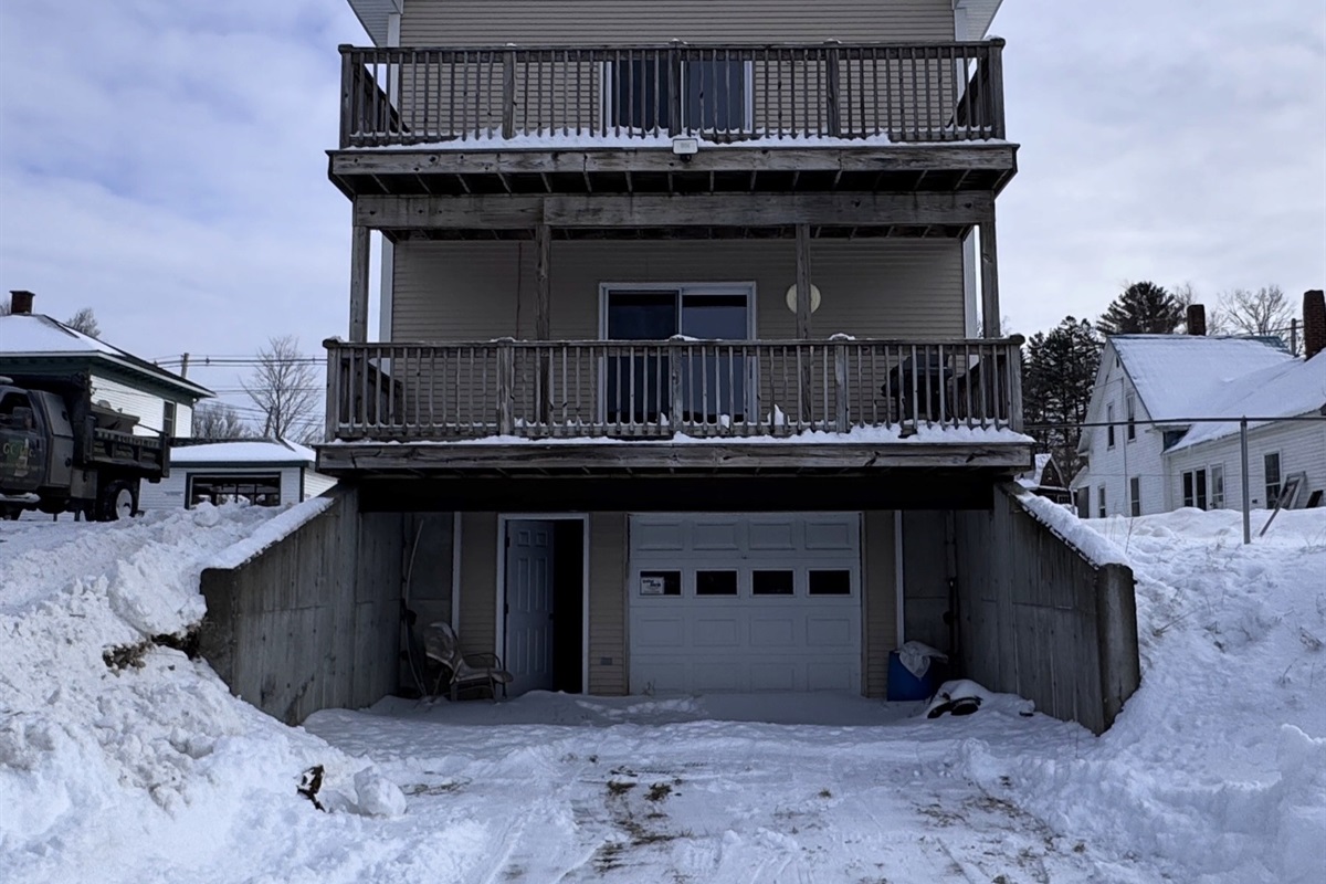 View of the back two balconiess. Please note the garage space underneath is unavailable. 