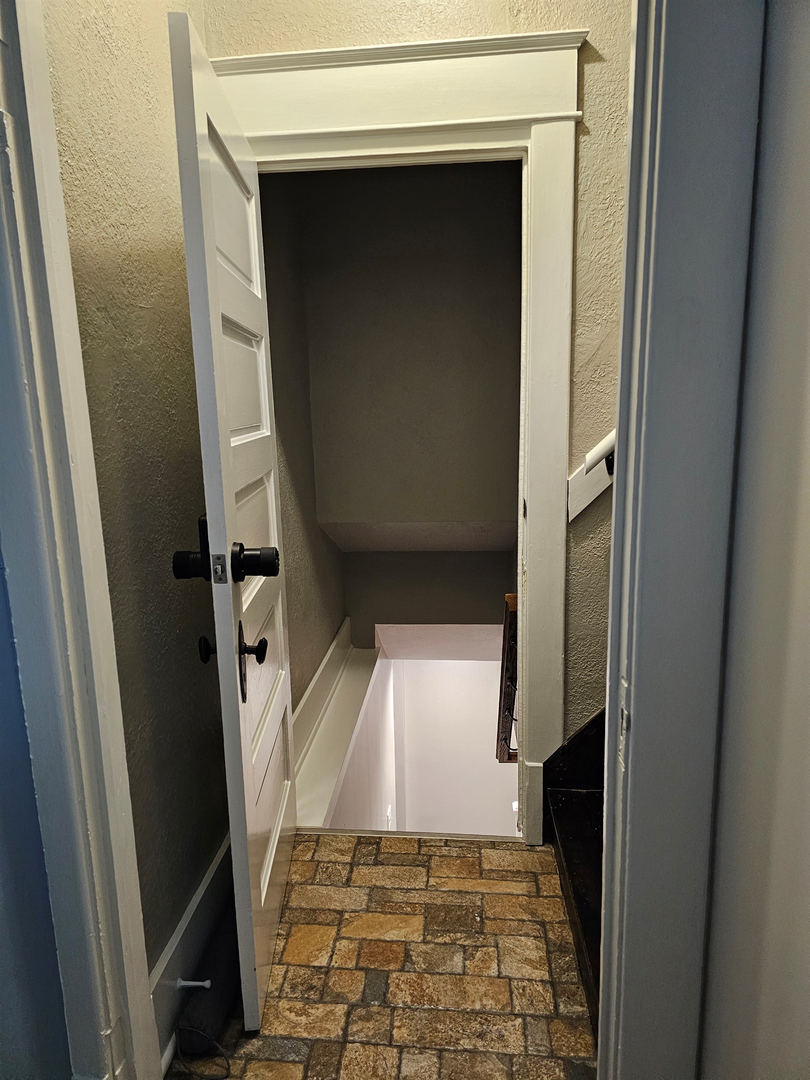 When you rent the Entire Property, you'll have interior access connecting the  Main Floor to the Garden Suite.