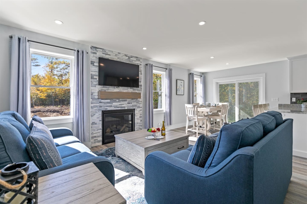 Entertainment area! With access to the yard through the sliding doors, and also enjoy a family meal at the dining table