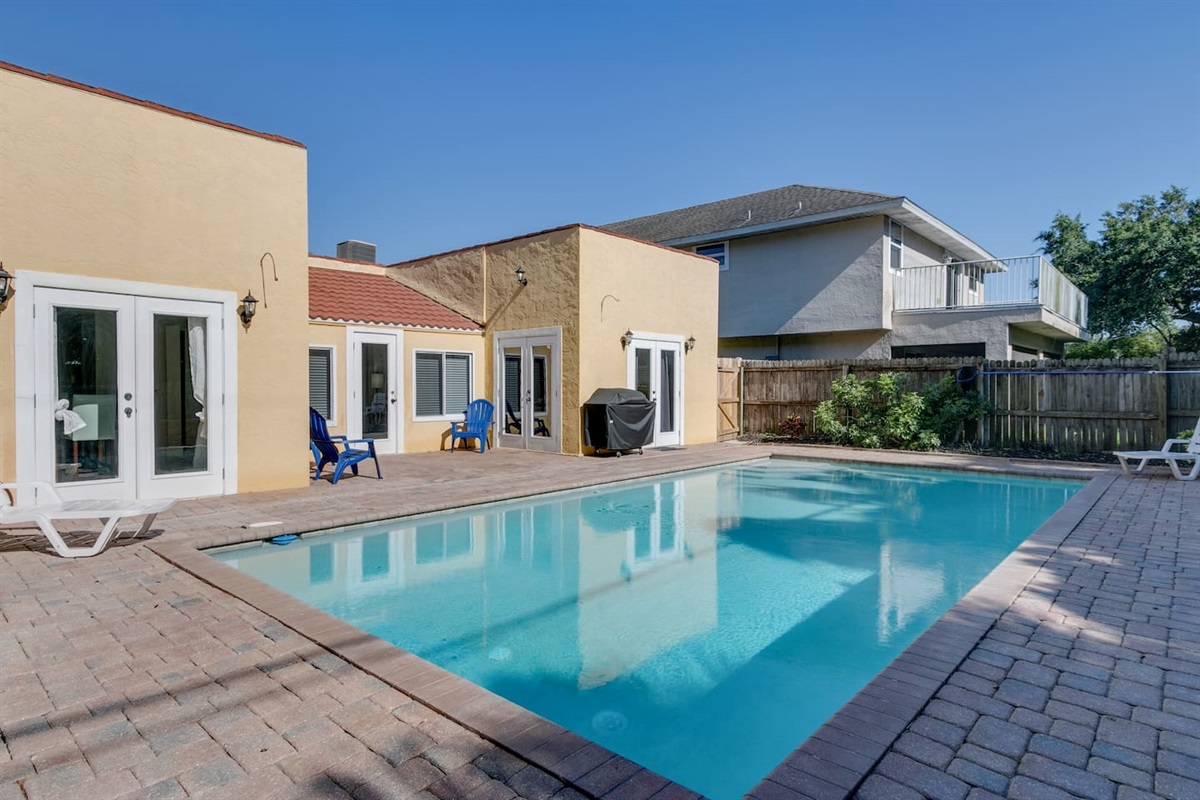 Large Pool (May be heated for $25/day during winter months)