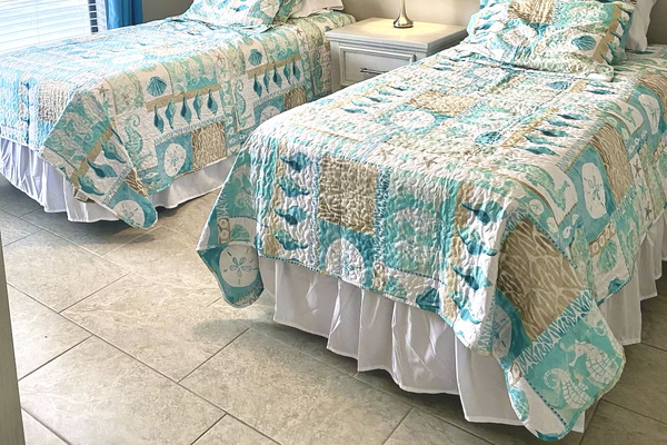 Secondary bedroom with twin beds