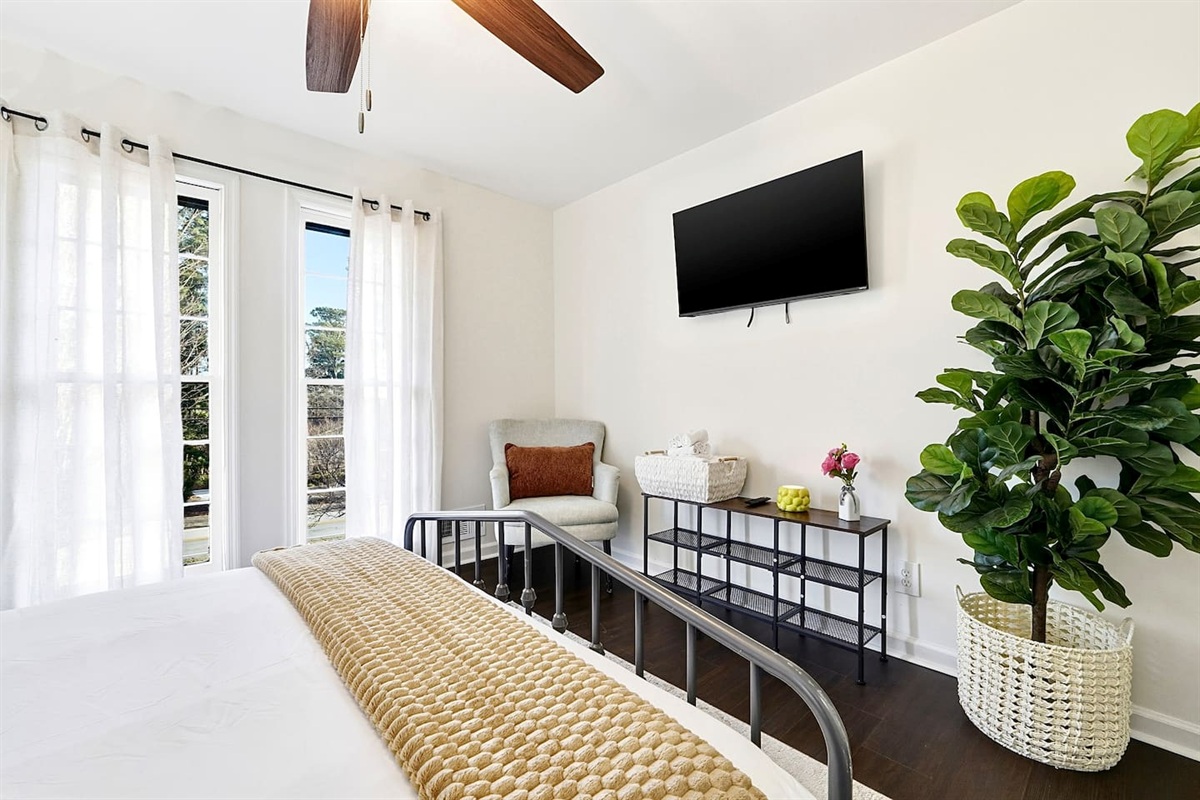 This upstairs bedroom sits just left of the stair landing and offers a ranch-inspired design, double bed, and a smart TV for relaxing evenings. This room includes 2 full-body towels, 2 washcloths, and 2 hand towels for your stay.