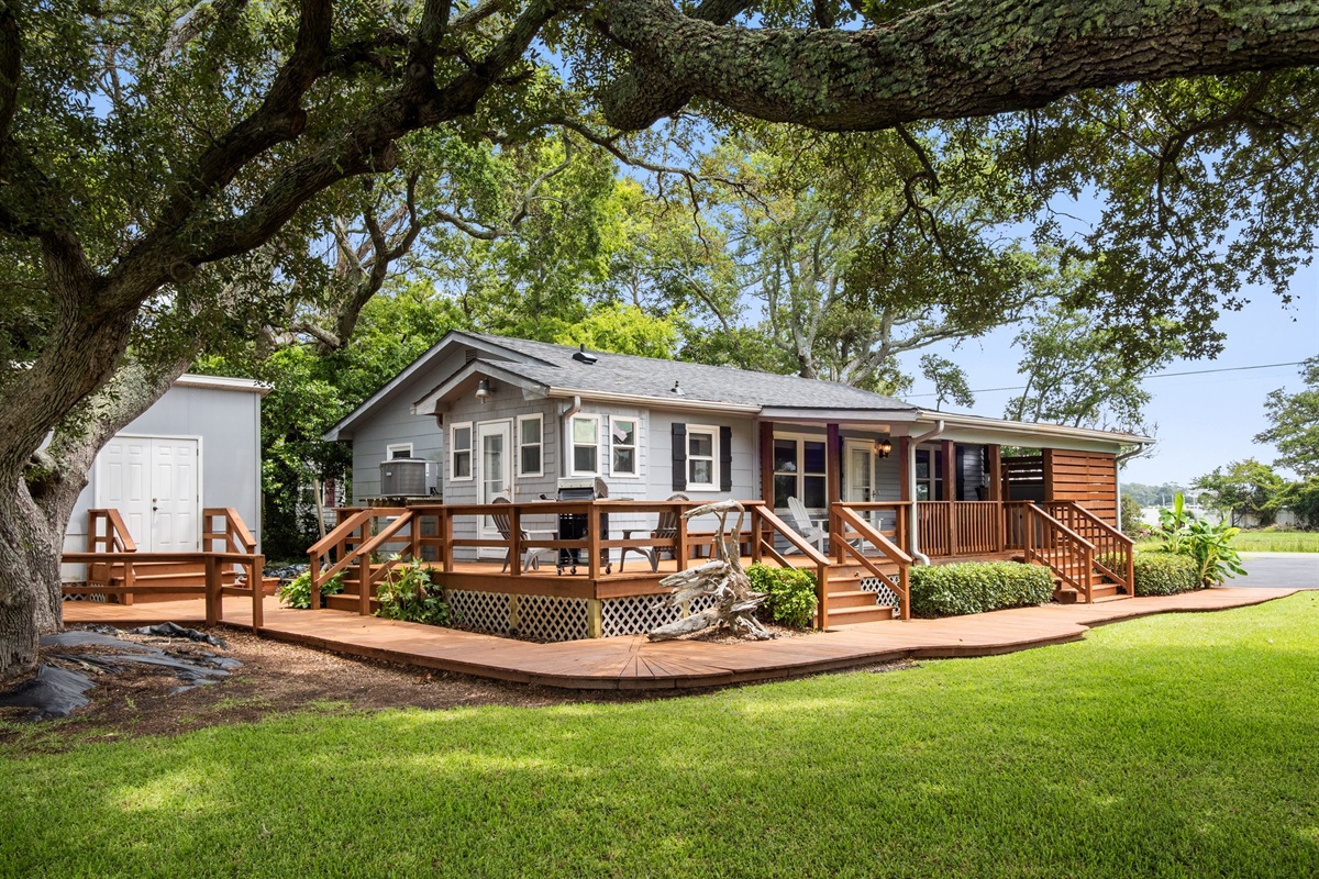 Little Oaks Wrap-Around Deck