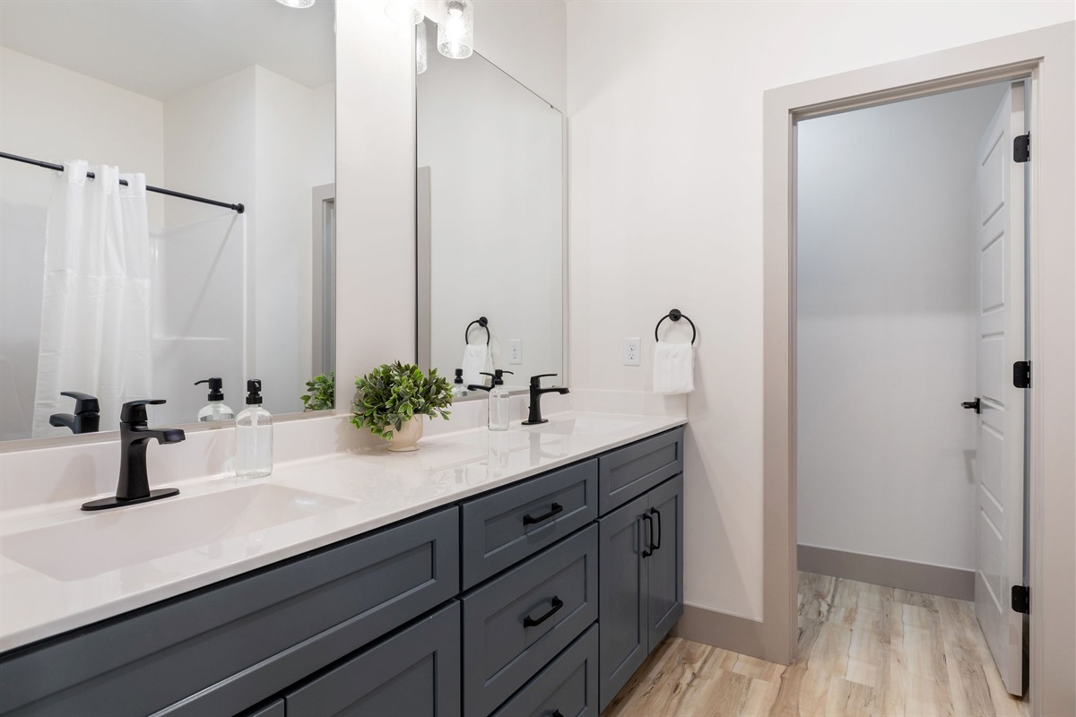 Lower level ensuite bathroom #7 w/ shower