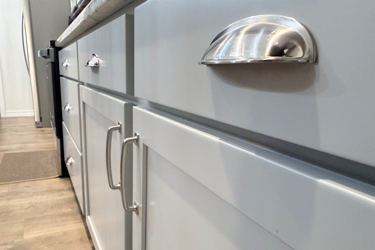 Beautiful hardware on all cabinets,