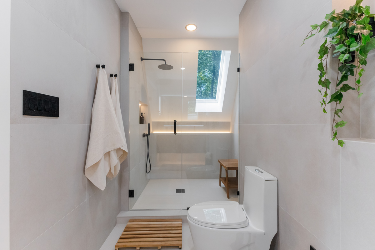 Rainfall shower, teak bench, towels warm