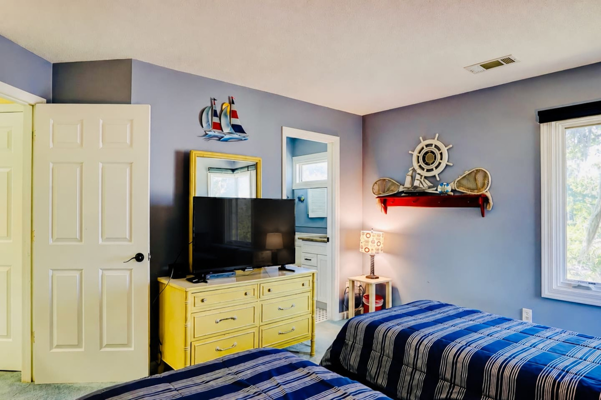 Twin bedroom with Smart TV