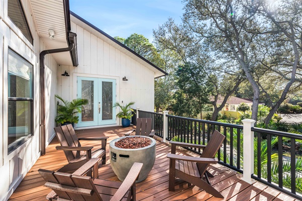 Enjoy a cup of coffe or glass of wine next to the fire pit on the patio. Surrounded by beautiful trees.