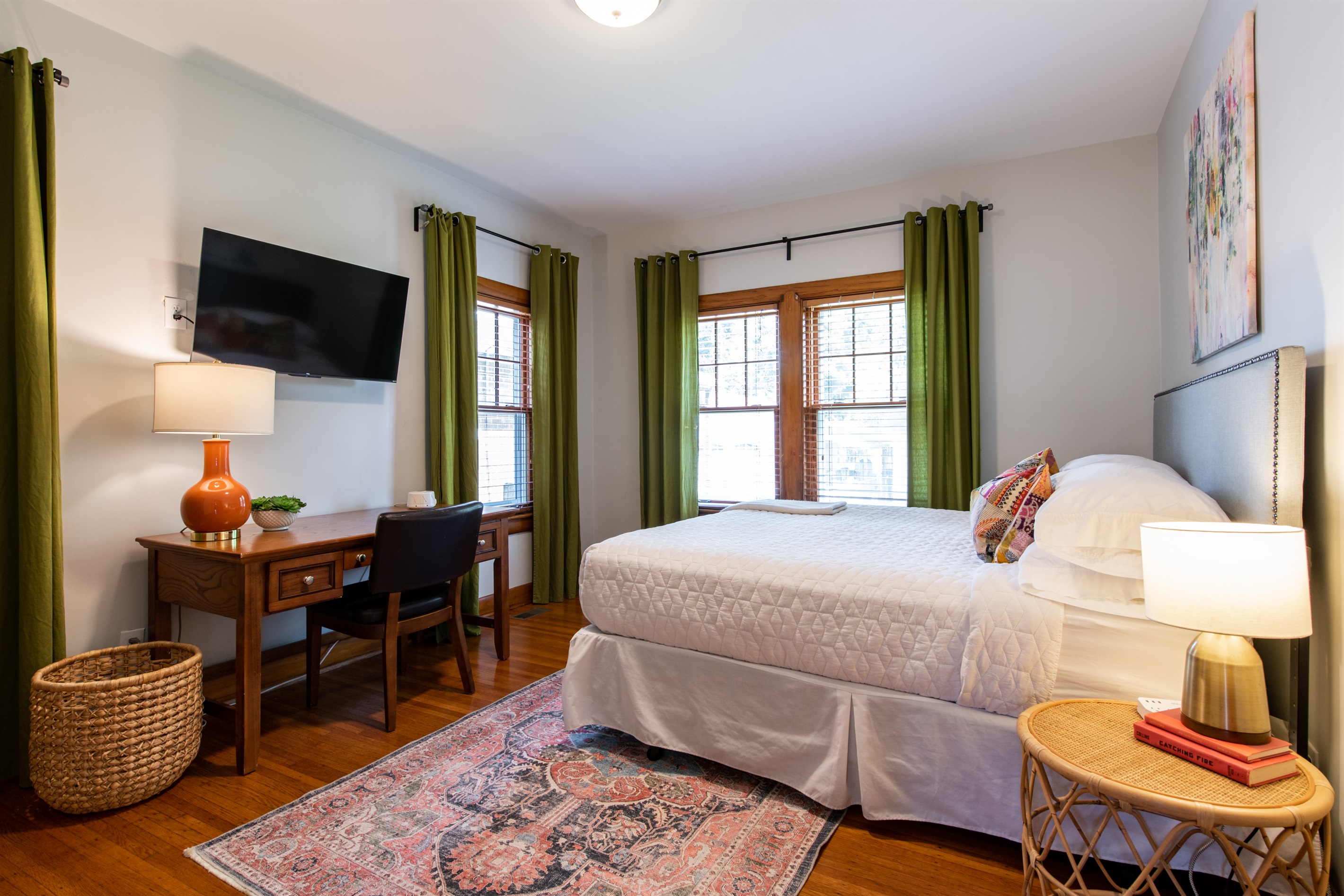 Bedroom #1 *First Floor *King Bed *Smart TV *White Noise Machine *Full Bathroom #1 in Hallway
