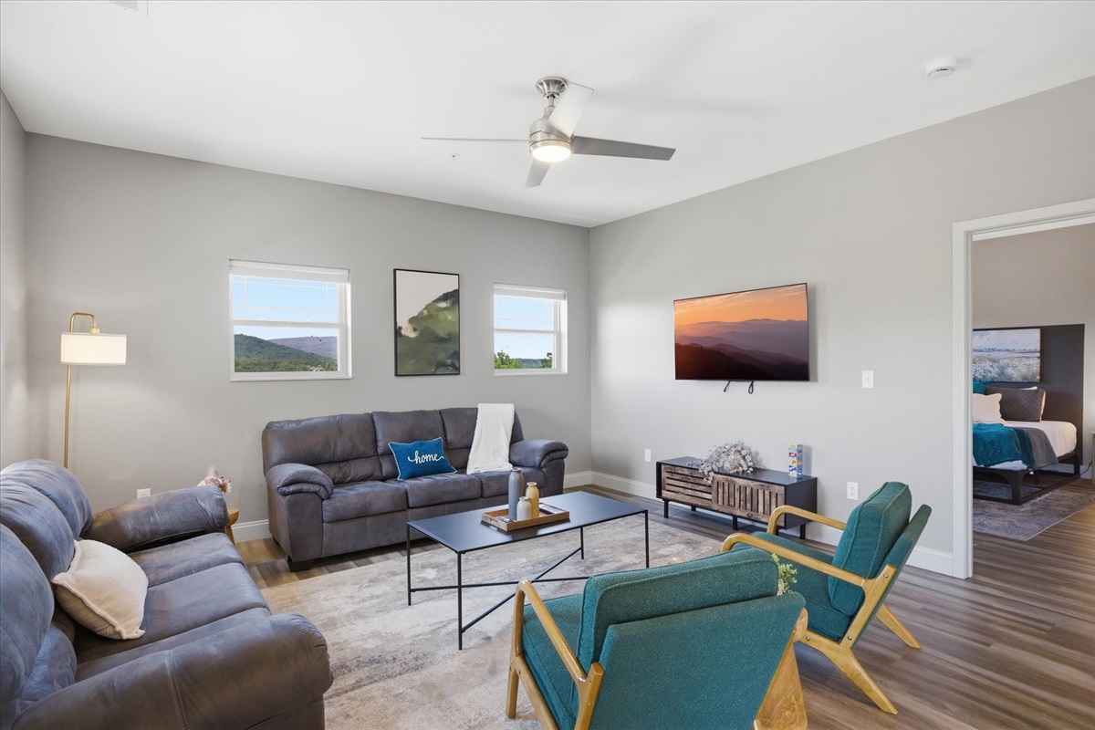 Gather here without overthinking it—plenty of seating, open space, and a layout that lets conversations happen naturally.