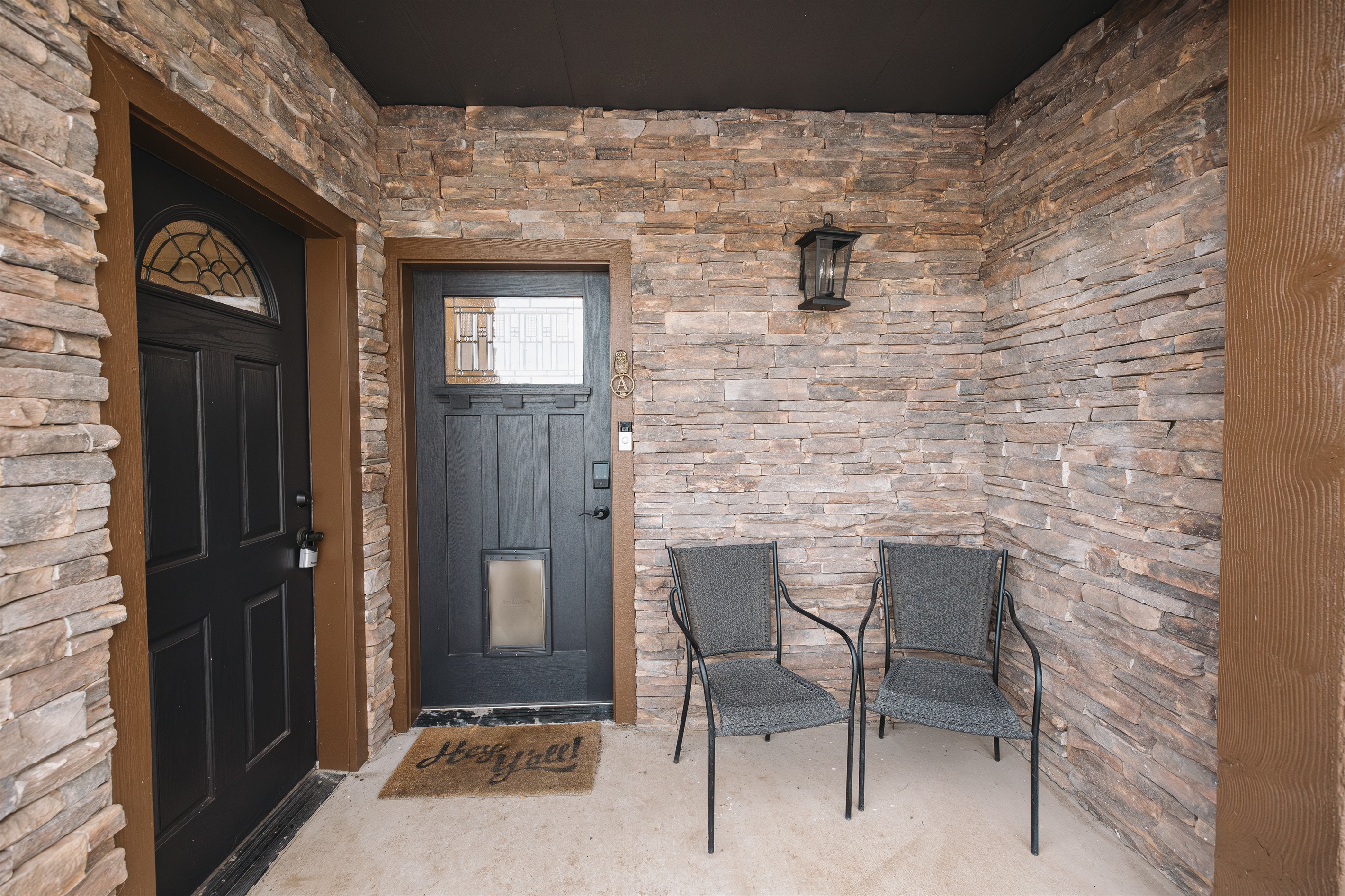 Private covered entry with seating—perfect for morning coffee or evening wine. This cozy Pinetop condo offers a peaceful mountain escape for couples and families, close to lakes, trails, and skiing.