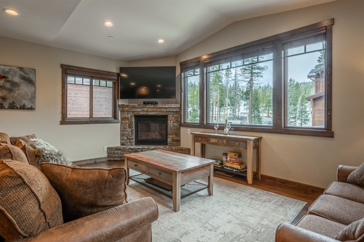 Double Black offers sunlit mountain views, oversized seating, and a statement fireplace — your Mammoth basecamp for connection and comfort.