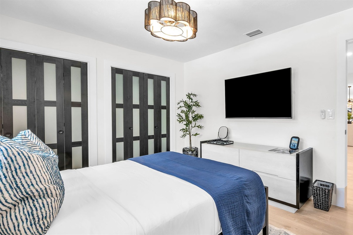 Designed for both style and comfort, this queen retreat blends chic coastal décor with sleek modern touches. With loads of closet space and a Smart TV for streaming, it’s perfect for unwinding after a day at the beach.