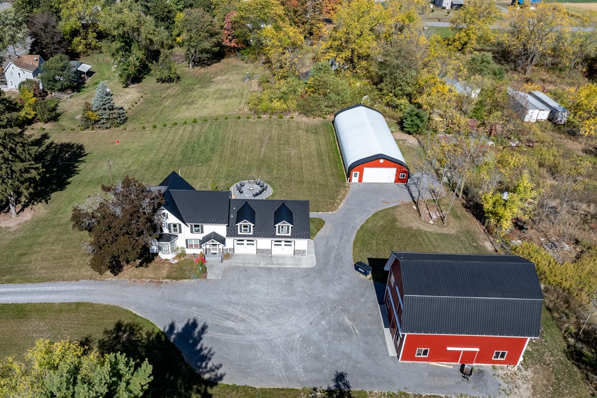 Beautiful estate with barn and farmhouse — a perfect mix of rustic charm and modern comfort