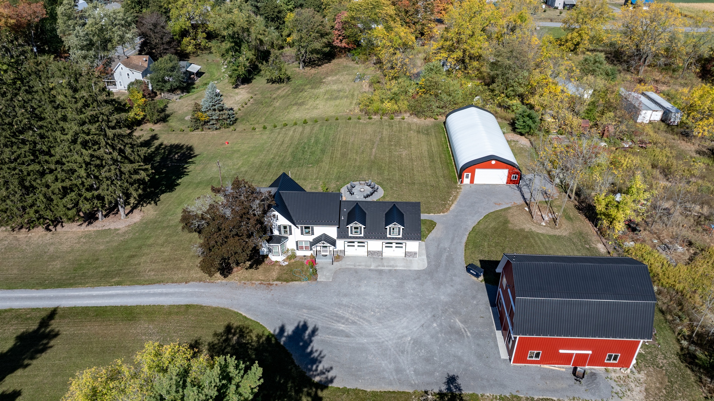 Beautiful estate with barn and farmhouse — a perfect mix of rustic charm and modern comfort