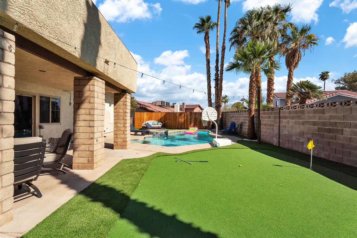 Oasis backyard with pool, mini golf, basketball, bbq, day bed, games!
