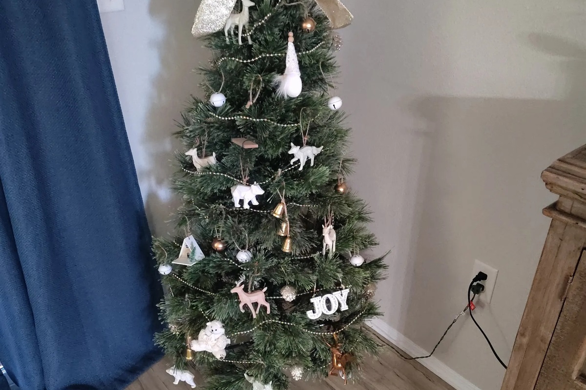 A simple spark of Christmas cheer the moment you walk in