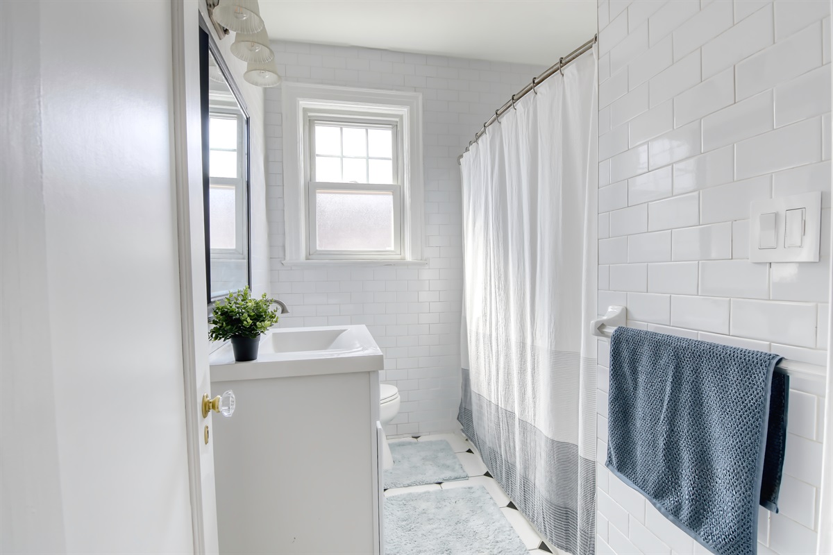 Bathroom on top floor, tub/shower combo