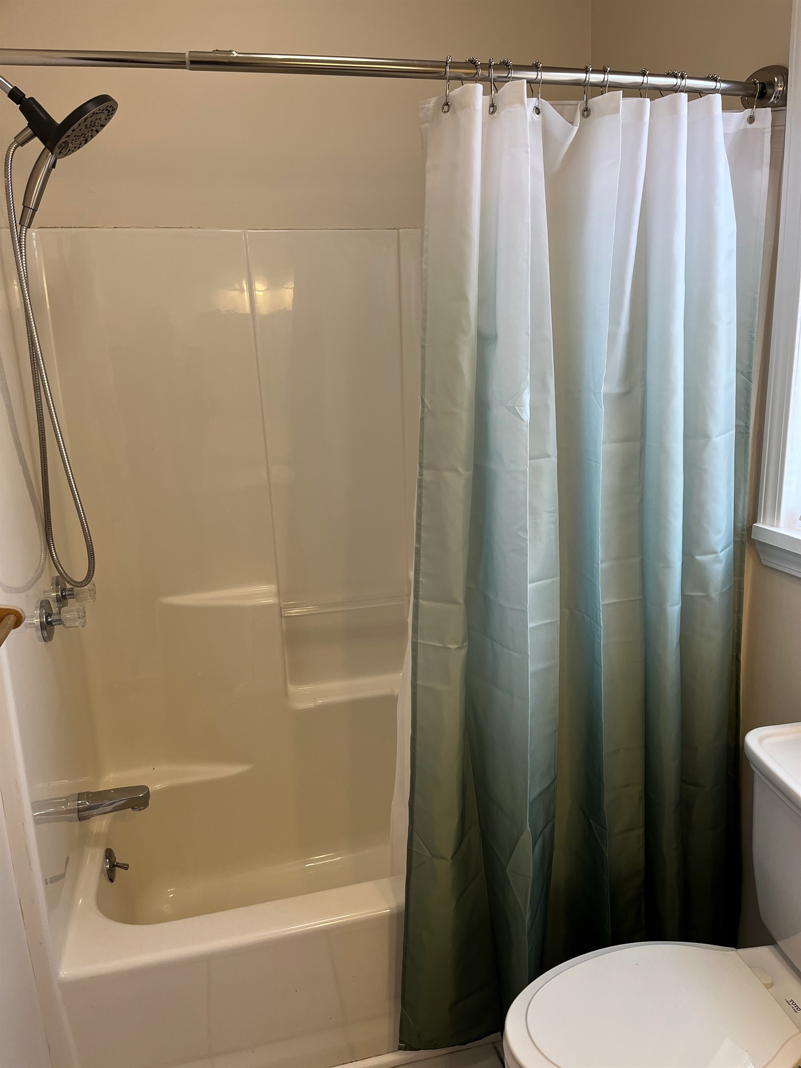 Queen #1 bathroom with tub/shower
