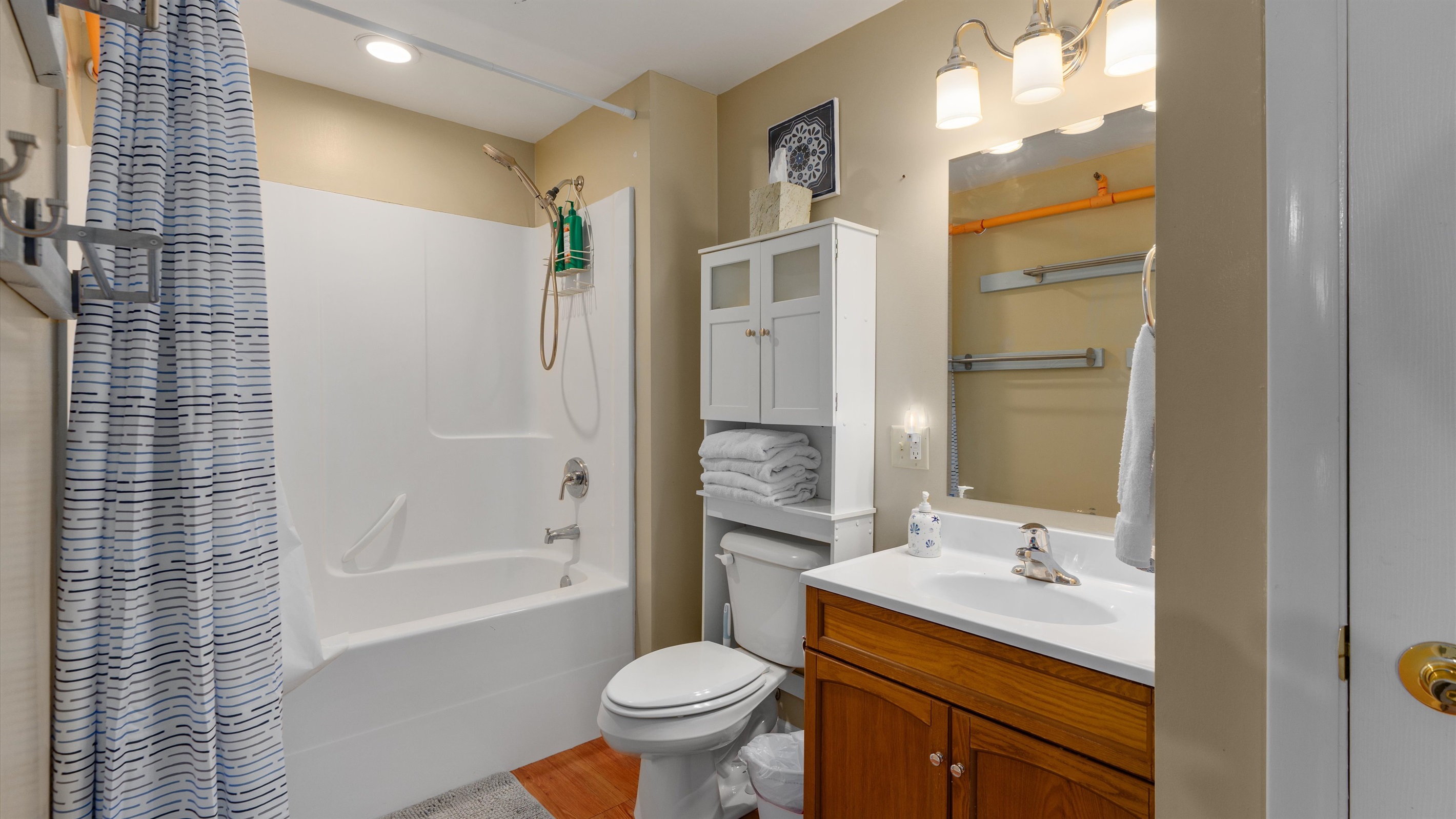 Mist's bathroom has a full tub/shower, plus iron & ironing board.