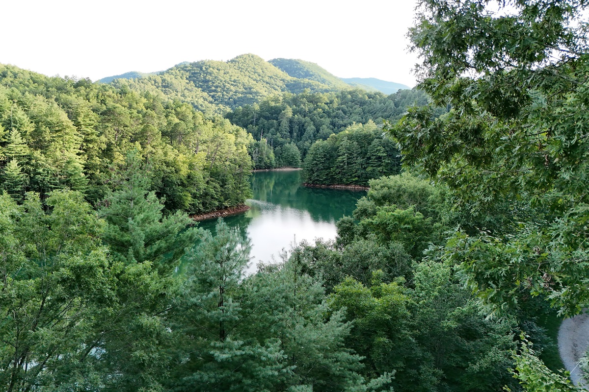 Scenic View: Unwind with breathtaking mountain and lake vistas right from your window!