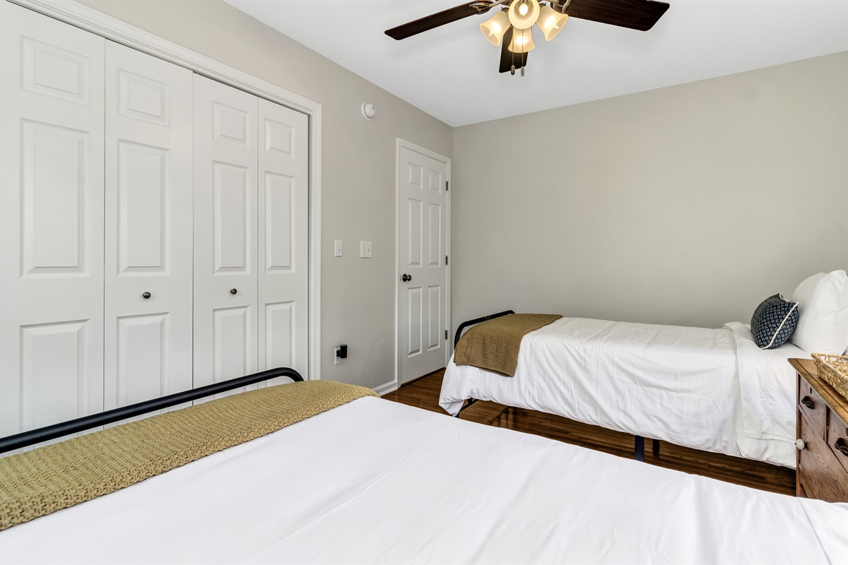 Fourth Bedroom - Two Twin Beds - Large Closet