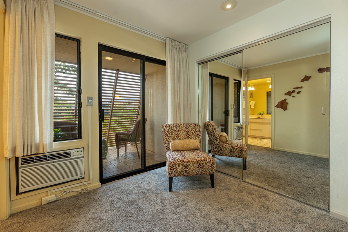 Sitting area that leads to lanai off loft suite