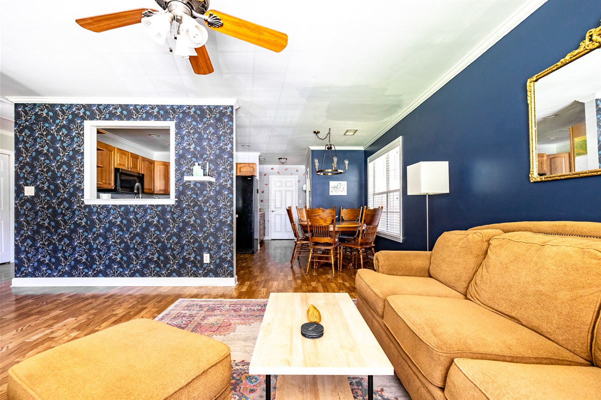 Living Room w/TV and comfy seating