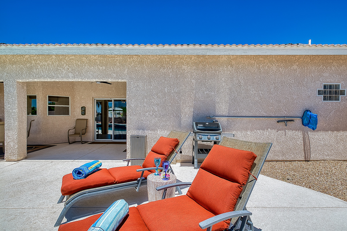 Lounge Pool side! 