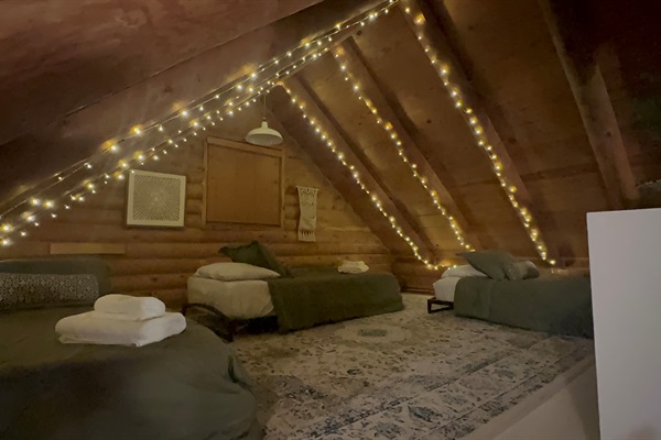 Loft with 3 Twin beds 