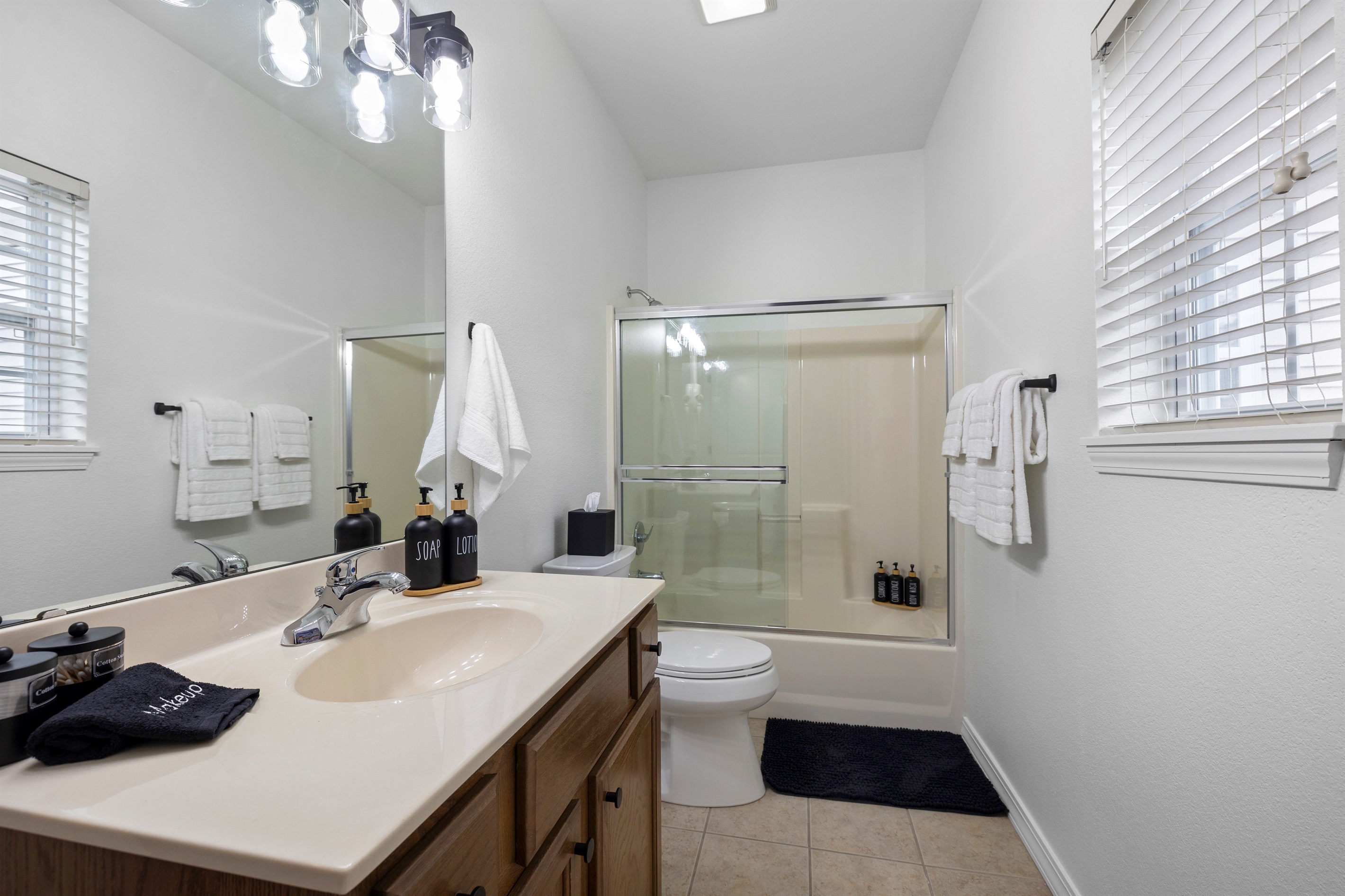 Clean and stylish full bathroom