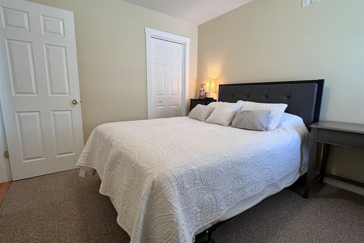 Bedroom with Queen-size bed