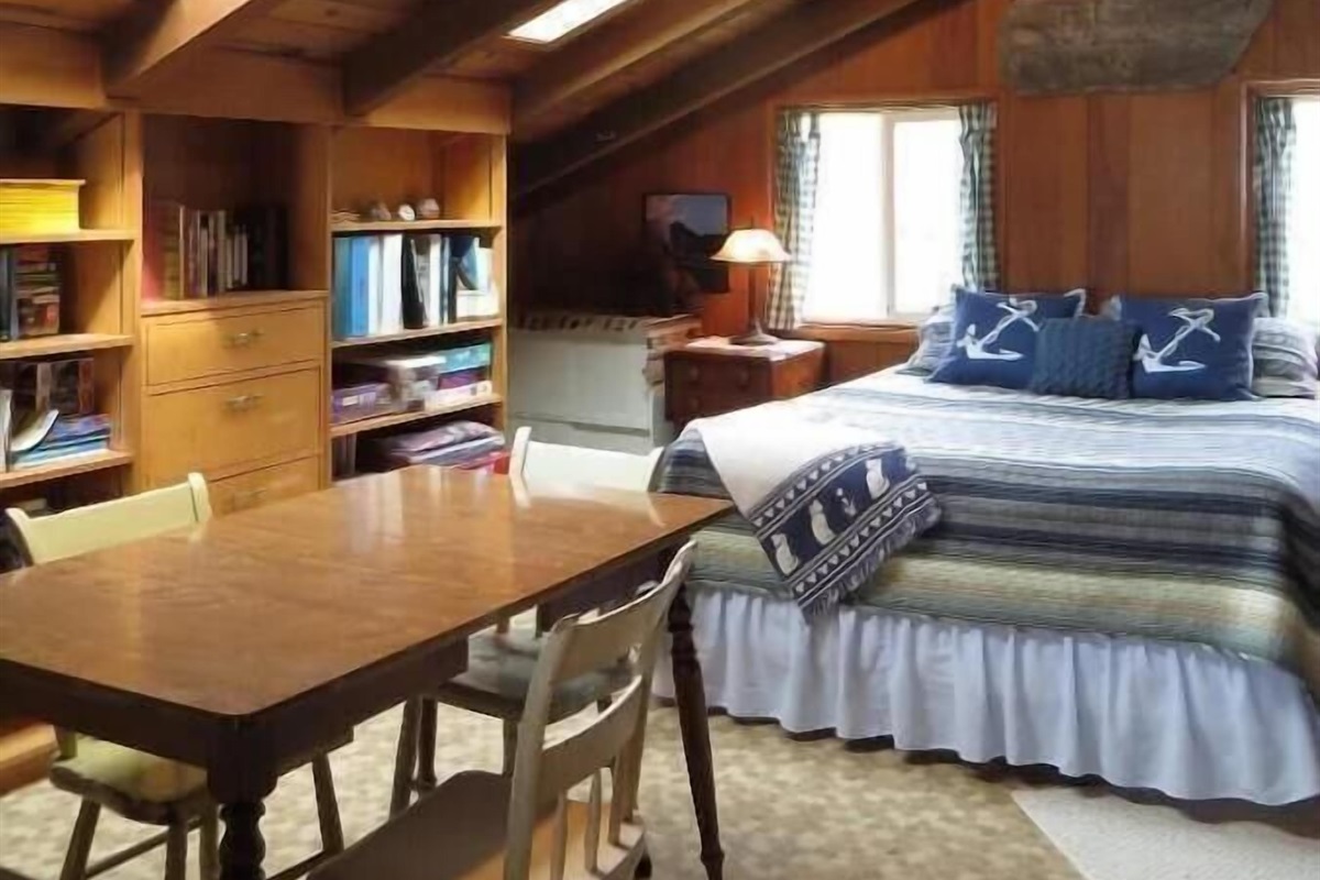 queen bed in loft