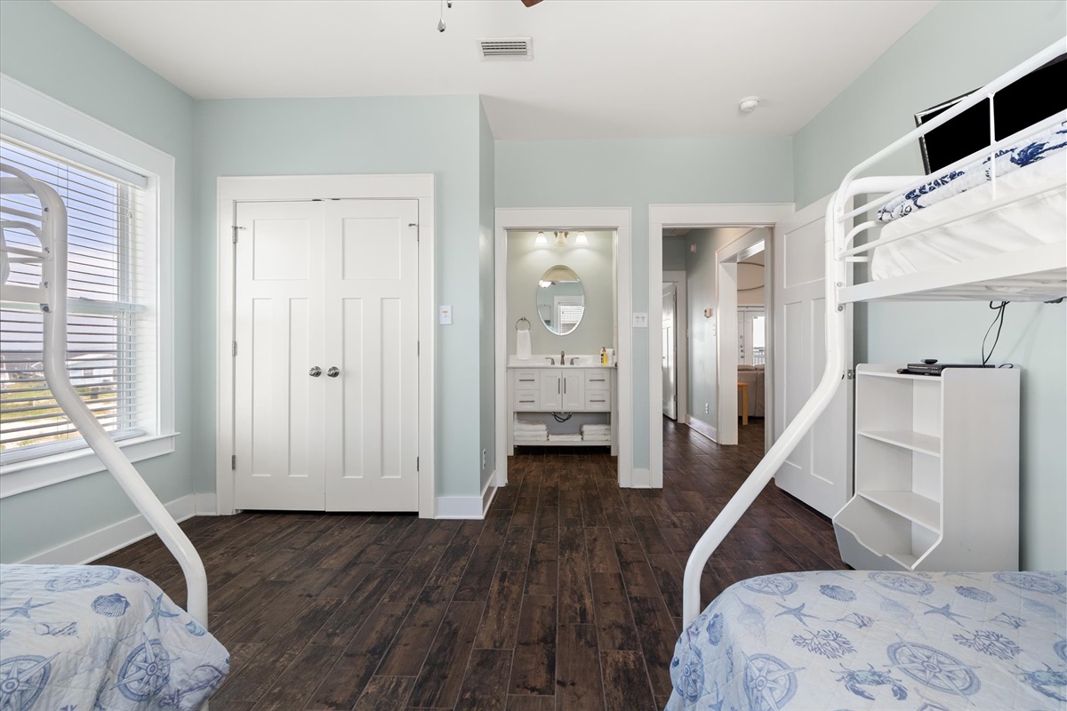 Third bedroom - Bathroom access 