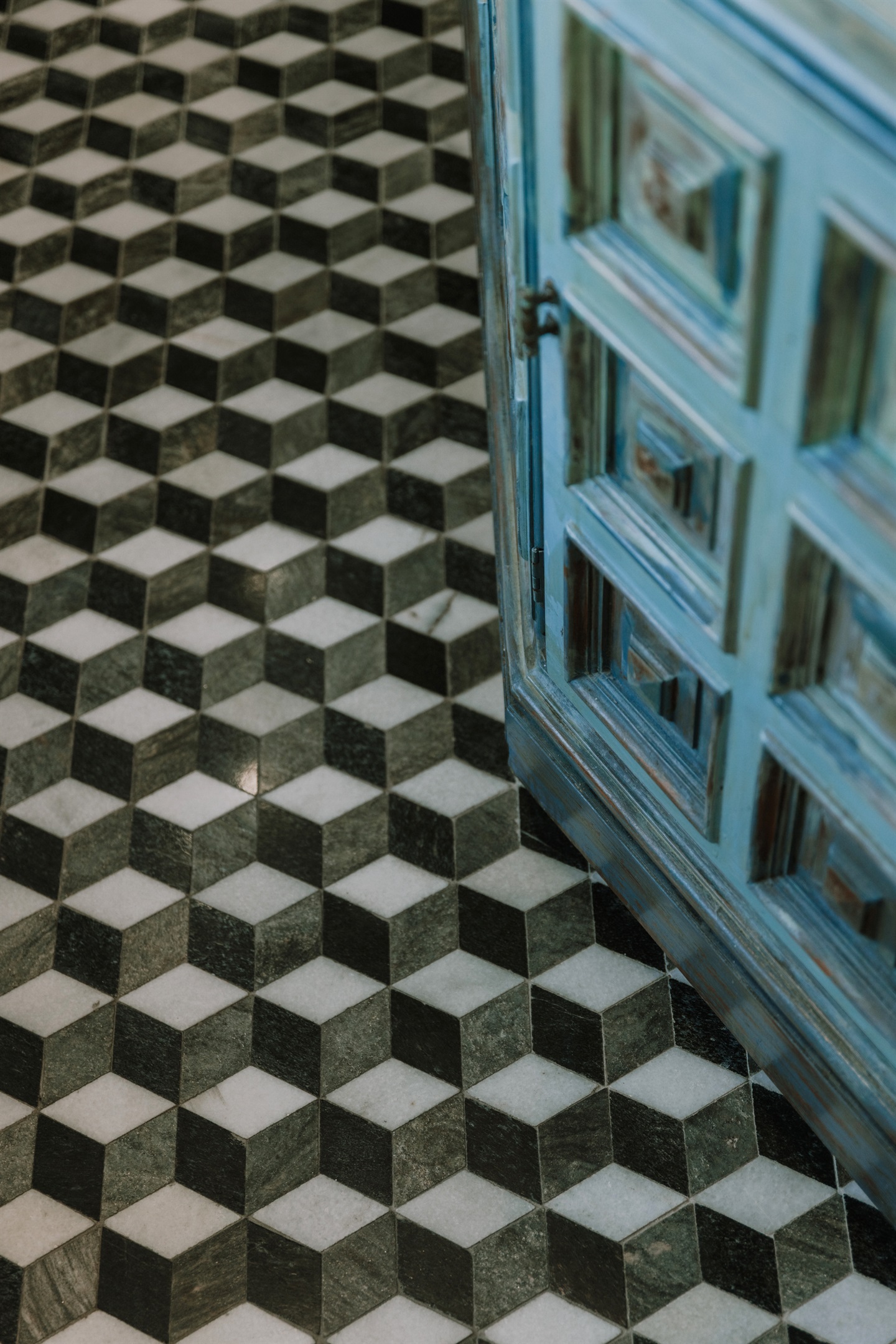 Step into the ensuite bathroom of the main bedroom, the perfect place to refresh and reinvigorate.