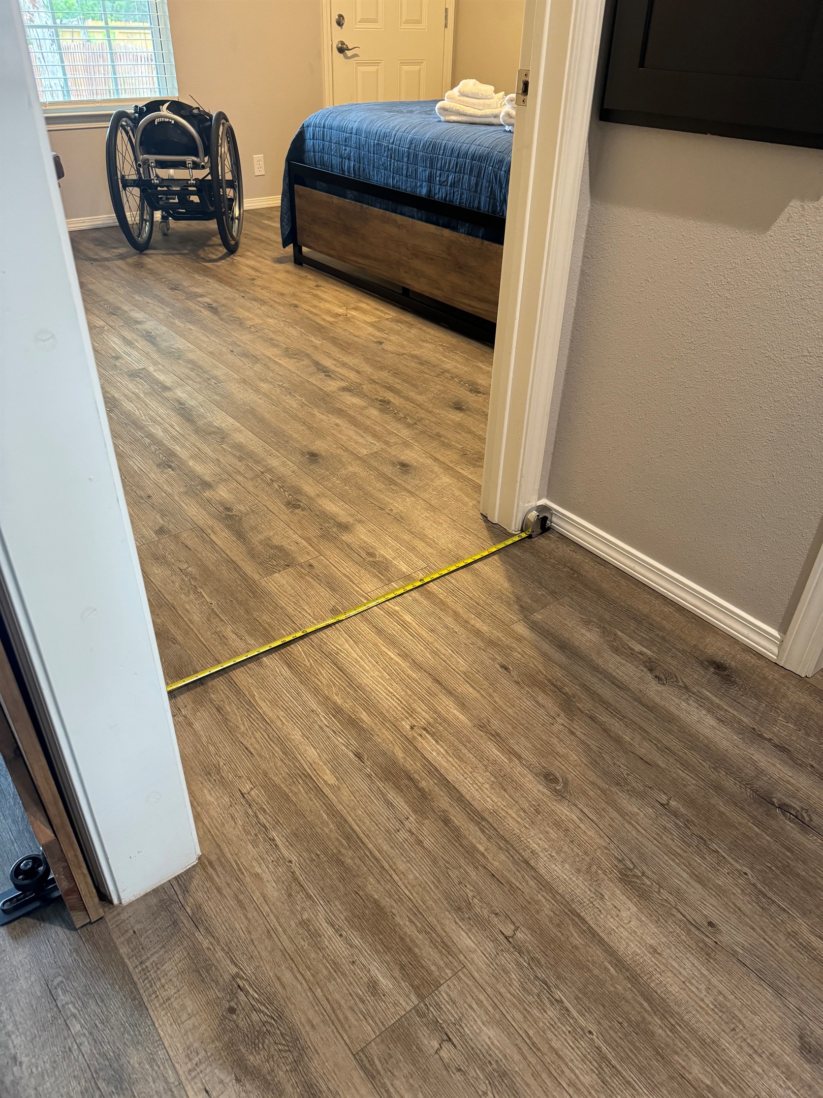 ♿ Step-free access with wide doorways and smooth flooring throughout the bedrooms and master shower room.