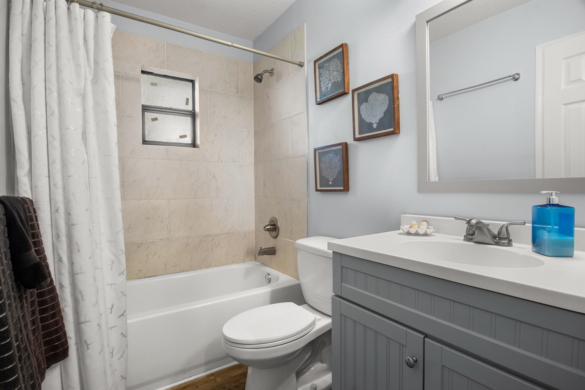 Unit #1 Left: Family bathroom. Full bathroom. Attached to the hallway.