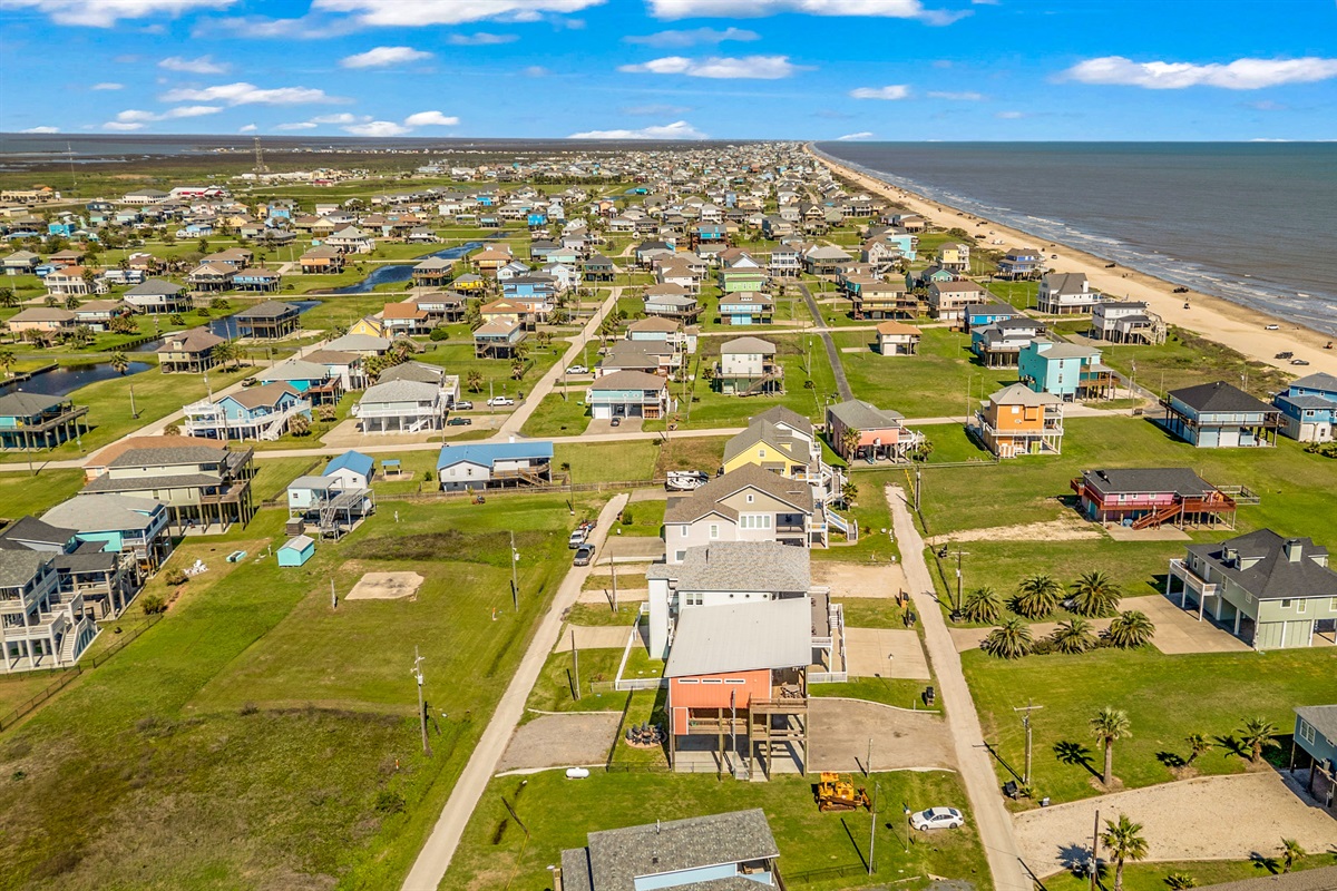 Costa Cristal Exterior: Spacious beach home with inviting outdoor areas where you can enjoy both sunny afternoons and peaceful evenings.