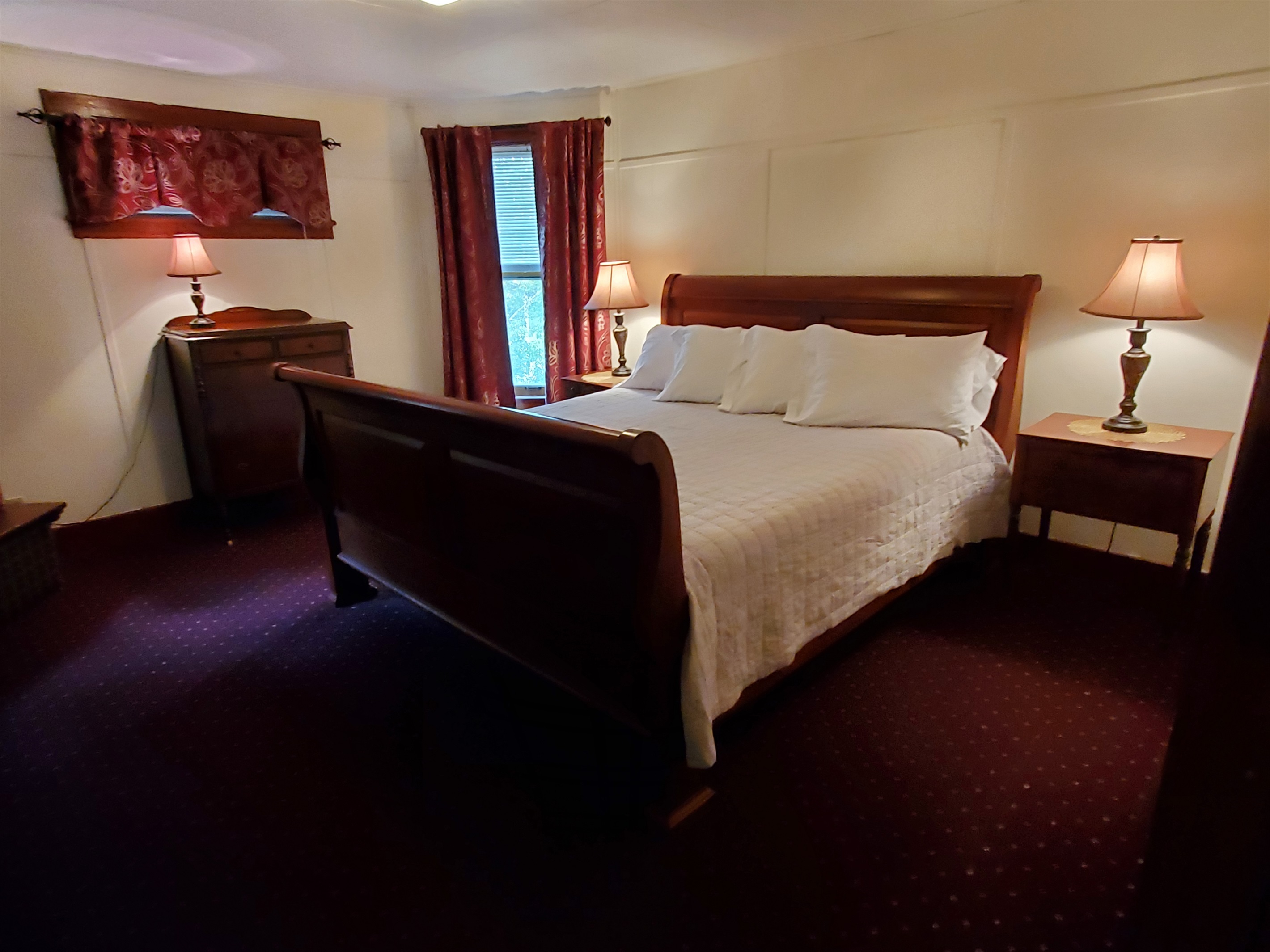 Second floor king bedroom